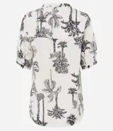 Camisa de viscolino Marfinno color beige con estampado de cocoteros en negro, cuello en V con escote hincapié y botones frontales negros. Mangas cortas con puños elásticos fruncidos.