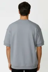 Remera de manga corta de algodón color blanco, con cuello redondo y diseño holgado.