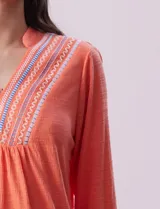Blusa amarilla de manga 3/4 con escote en V y bordado multicolor. Largo de manga regulable con presilla y botón. Marca Ruby Rd.