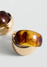 Aros cortos de diseño combinado, pequeños y de cierre a presión, elaborados con una mitad en metal dorado brillante y la otra mitad en resina con estampado carey.