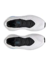 Championes de running Under Armour modelo Phantom 4, con diseño híbrido de alto rendimiento y estilo urbano. Presentan una estructura de punto con cuello tipo calcetín para un ajuste cómodo, contrafuerte de TPU en el talón y amortiguación UA HOVR+ para mayor retorno de energía. Combinan colores blanco, negro y detalles en azul vibrante en la entresuela.