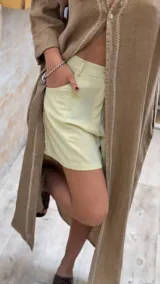 Short de lino en color celeste, con diseño de tiro alto, cierre frontal con botón a la vista y costuras decorativas verticales en el frente.