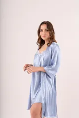 Bata de satén color celeste, de corte holgado con mangas tres cuartos y lazo ajustable en la cintura.