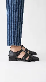 Sandalias tipo cangrejera de cuero color marrón, con diseño de tiras cruzadas y textura en la parte frontal. Cuentan con pulsera al tobillo con hebilla metálica y taco bajo.