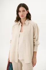 Sobrecamisa azul de lino con cuello camisero, manga larga y cierre frontal con botones.