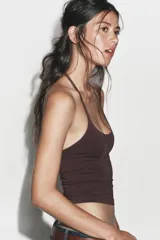 Top corto de cuello halter con diseño seamless, espalda descubierta y bajo recto.