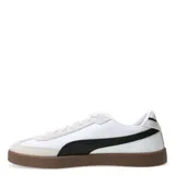 Championes urbanos Puma modelo Club II Era, color negro con detalles en blanco y suela de goma color marrón. Confeccionados en una combinación de cuero y gamuza, presentan el logo de la marca en dorado en el lateral.