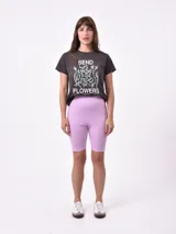 Biker short de tiro alto, confeccionado en tejido elástico liso.