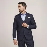 Traje de tres piezas Torelli color azul con sutil estampado a cuadros, compuesto por saco sastrero, chaleco abotonado y pantalón de vestir de corte recto.