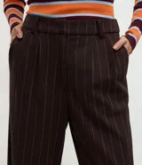 Pantalón de corte recto confeccionado en punto roma, con diseño de raya de tiza. Presenta cintura estructurada con trabillas para cinturón y bolsillos laterales.