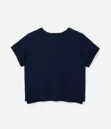 Blusa azul marino de crepé, con escote en V y mangas cortas. Presenta detalles de punto en el cuello y los puños de las mangas, así como flecos en los laterales de los puños.