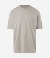 Remera de algodón con corte relajado, cuello redondo y mangas cortas. Presenta una estampa trasera con ilustración de mosquetones y el texto Essential, junto con una estampa frontal discreta.