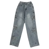 Pantalón de jean celeste con roturas en forma de estrella y corte recto.