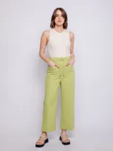 Pantalón ancho color verde claro, de algodón, con elástico y cordón en la pretina, dos bolsillos plaque delanteros y dos bolsillos ojal con vista en la parte trasera.