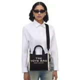 Cartera tipo tote bag de Marc Jacobs, modelo The Small Tote, confeccionada en lona de algodón y poliéster color negro. Presenta el logo de la marca estampado en el frente, asas superiores y correa de hombro ajustable y extraíble.