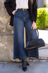 Pantalón de jean azul de tiro alto, corte recto y pierna ancha.