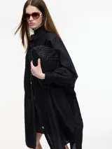 Vestido camisero largo color verde oliva, con botones frontales y mangas amplias. Incluye lazo para atar en la cintura.