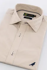 Camisa color beige de algodón poplin lavado, corte slim fit, manga larga, cuello clásico y cierre con botones.