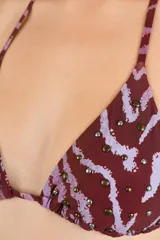 Top de bikini triangular color bordó y rosa con estampado animal print, tirantes ajustables y detalle de tachas metálicas.