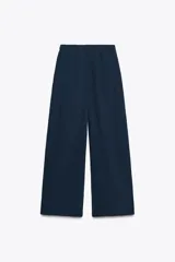 Pantalón de felpa de tiro alto con cintura elástica y corte recto. Cuenta con bolsillos laterales ocultos en la costura y bajo ajustable con cordón elástico y stoppers.