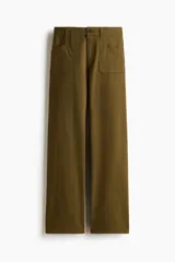 Pantalón de sarga de algodón verde militar, con piernas rectas y tiro medio. Presenta cierre con botón, bolsillos delanteros de parche conectados a las trabillas y bolsillos traseros también de parche.