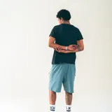 Short negro de cintura elastizada con cordón ajustable, bolsillos laterales y bolsillos cargo de perfil limpio. Estampado con el logo Kaboa con estilo de caligrafía en el frente.