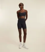 Bermuda deportiva negra de tiro alto, confeccionada en poliamida y elastano.