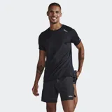 Remera deportiva 2XU modelo Aero Tee, color negro, de manga corta y cuello redondo. Confeccionada con tecnología X-VENT, presenta un panel trasero de malla para mayor transpirabilidad y tejido de doble punto de secado rápido. Incluye detalles reflectantes para mayor visibilidad.