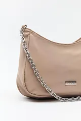 Cartera negra estilo baguette de nylon con correa de cadena metálica plateada y logo rectangular plateado en el frente.