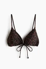Top de bikini triangular con estampado de leopardo, copas con relleno extraíble y tirantes ajustables con lazo en la espalda.