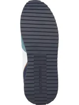 Camisa de vestir celeste de corte slim fit, con cuello italiano y cierre frontal con botones.