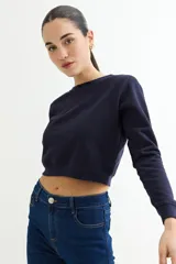Sweatshirt azul marino de corte cropped y manga larga.