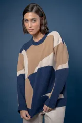 Buzo de punto con diseño abstracto que simula un paisaje, cuello redondo y mangas largas. Confeccionado en lana, presenta un calce holgado y puños acanalados.