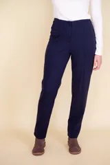 Pantalón de vestir azul marino, de corte recto, con bolsillos laterales y traseros. Se ajusta a la cintura con cierre invisible.