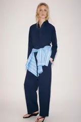 Pantalón balloon de tiro alto confeccionado en algodón, con cintura elástica ajustable mediante cordones tono sobre tono y bolsillos en el delantero.