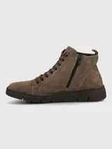 Bota acordonada de cuero gamuzado color marrón, con suela de poliuretano flexible y diseño de caña baja.
