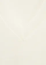 Jersey de punto fino en color crudo, con cuello en pico y diseño de corte recto con manga larga.