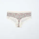 Pack de tres shortys Kiabi confeccionados en microfibra, con detalles de encaje en la cintura y el contorno de las piernas. Incluye un shorty verde con estampado floreado pequeño, uno liso de color rosado y uno en tono crudo con estampado de flores en tonos rojizos y verdes.