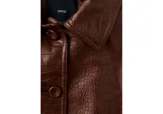 Chaqueta de cuero sintético marrón con textura de efecto reptil, cuello redondo, cierre frontal con botones y puños y cintura elásticos acanalados.