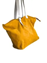 Bolso tipo tote de cuero color mostaza con asas de cuero sintético color gris claro. Tiene dos bolsillos externos y cierre superior con cremallera.
