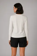 Remera de manga larga con cuello redondo, confeccionada en tejido de algodón suave, de corte clásico y ajuste cómodo.