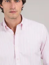 Camisa de hombre de algodón orgánico a rayas verticales rosas y blancas, de corte regular fit, cuello button-down, cierre con botones, manga larga terminada en puño simple y logo bordado en el pecho.