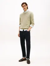 Sweater de hombre Tommy Hilfiger color beige de puro algodón con punto texturizado, cuello redondo y logo bordado en el pecho.