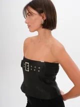 Top strapless negro de cuero con hebilla plateada y ojales.