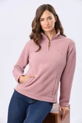 Buzo de polar color rosado con cuello alto y medio cierre frontal. Presenta bolsillos laterales y un pequeño logo bordado en el pecho.