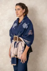 Pashmina reversible de textura suave y caída fluida, con diseño estampado de hojas de ginkgo biloba. Presenta un lado con fondo oscuro y otro con fondo claro, finalizando en ambos extremos con flecos cortos deshilachados.