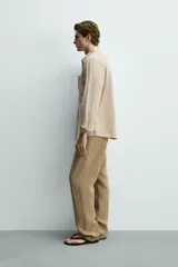 Camisa regular fit de manga larga con diseño a rayas verticales celestes y blancas. Cuenta con cuello abotonado, bolsillo de parche en el pecho y cierre frontal con botones.