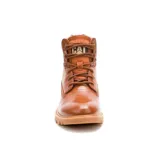 Bota Caterpillar modelo Colorado para mujer, con diseño de caña media y textura tipo reptil. Presenta cordones frontales, cuello acolchado en contraste y suela de goma dentada para mayor tracción.