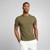 Remera lisa color verde militar, corte ajustado (muscle fit) y cuello redondo.