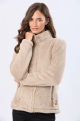 Campera de sherpa color beige con cierre frontal, cuello alto y bolsillos laterales con detalles en cuero sintético.